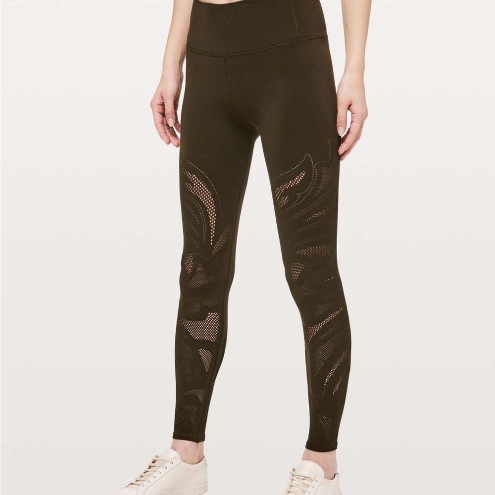 Lululemon Reveal Tight *En Avante 26*